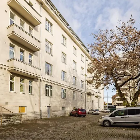 Elegant Near Old Town Apartment *